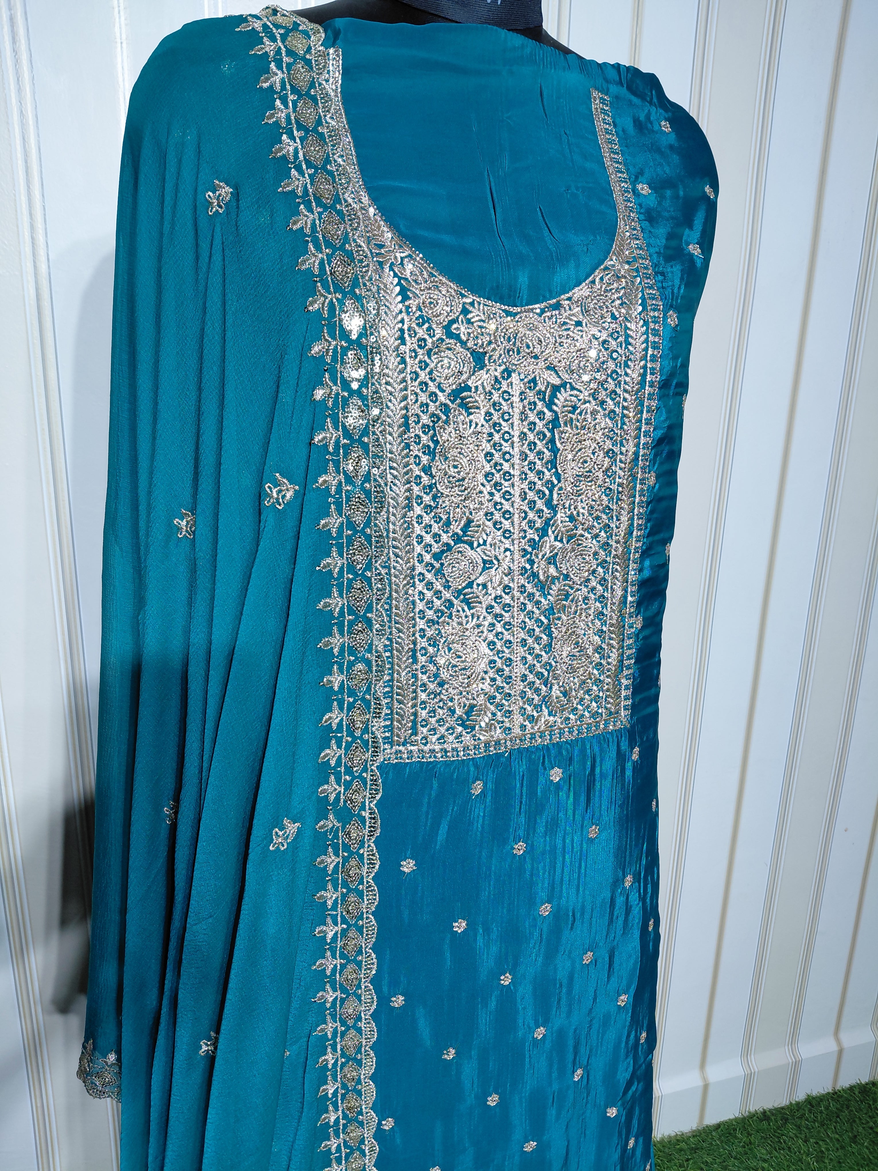 ROYAL PREMIUM GLASS ORGANZA UNSTICHED SUIT