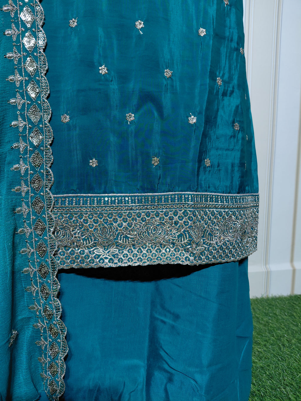 ROYAL PREMIUM GLASS ORGANZA UNSTICHED SUIT